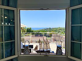 Casa en alquiler con piscina privada cerca de la playa de Cala Canyelles.