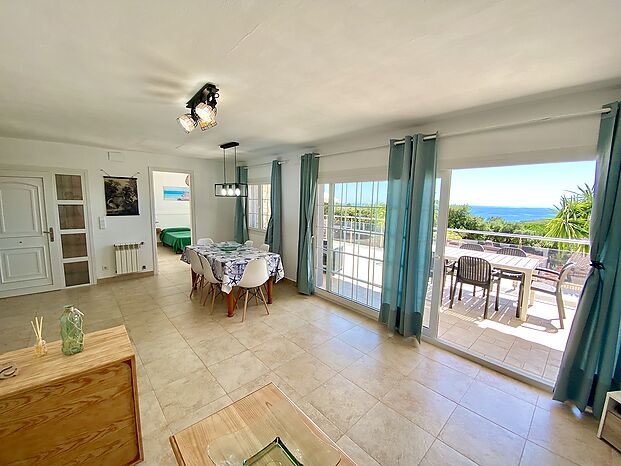 Maison en location avec piscine privée près de la plage Cala Canyelles.