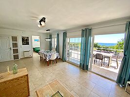 Casa en alquiler con piscina privada cerca de la playa de Cala Canyelles.