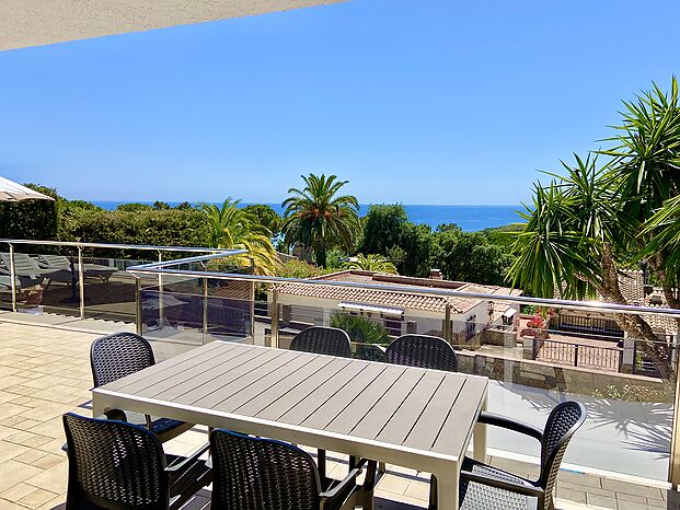 Maison en location avec piscine privée près de la plage Cala Canyelles.