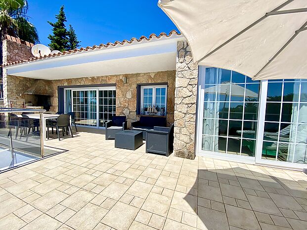 Maison en location avec piscine privée près de la plage Cala Canyelles.