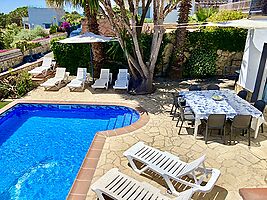 Casa en alquiler con piscina privada cerca de la playa de Cala Canyelles.