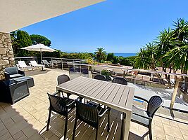 Casa en alquiler con piscina privada cerca de la playa de Cala Canyelles.