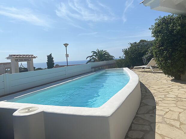 Casa en venta con piscina y vista al mar