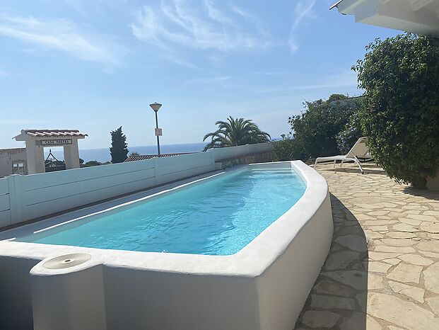 House for sale with pool and sea view