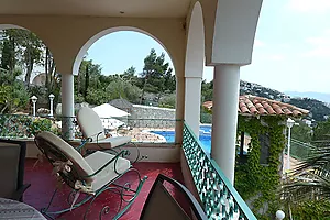Magnifique villa à vendre avec licence touristique et vue sur la mer.