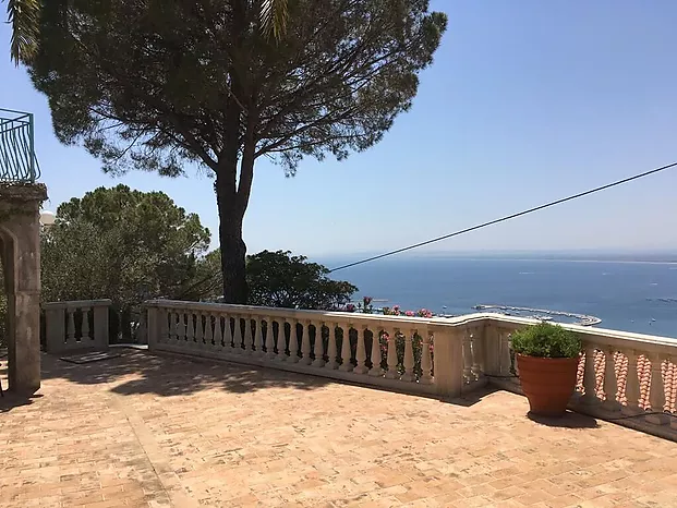 Magnifique villa à vendre avec licence touristique et vue sur la mer.