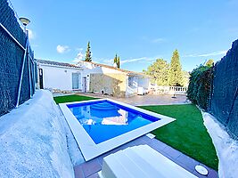 Moderna casa en alquiler con vistas al mar en Canyelles.