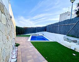 Moderna casa en alquiler con vistas al mar en Canyelles.