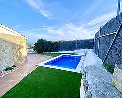 Moderna casa en alquiler con vistas al mar en Canyelles.