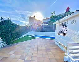 Moderna casa en alquiler con vistas al mar en Canyelles.