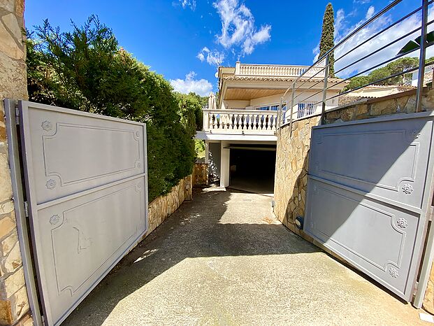 Magnífica villa en alquiler con piscina en Cala Canyelles. (Lloret de mar)