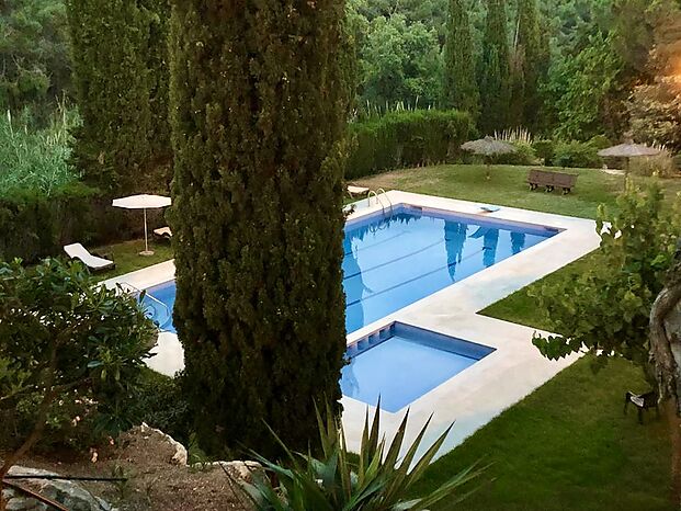 Strandnahes Ferienhaus in herrlicher Villenpark zur Vermietung. Lloret de Mar 