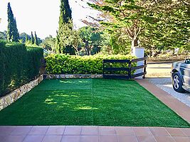 Strandnahes Ferienhaus in herrlicher Villenpark zur Vermietung. Lloret de Mar 