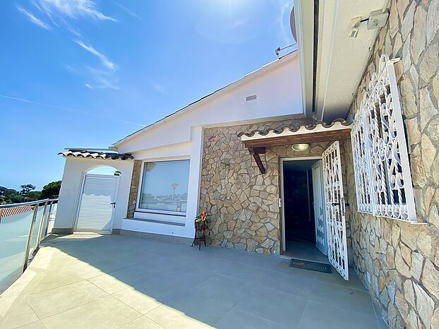 Casa con bonitas vistas en alquiler en Cala Canyelles.