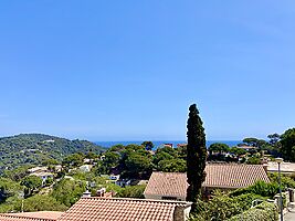 Casa con bonitas vistas en alquiler en Cala Canyelles.