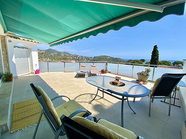 House with beautiful views for rent in Cala Canyelles.