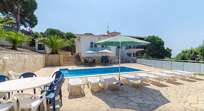 Entièrement modernisée villa à vendre avec piscine privée.