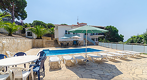 Moderna villa en ventar con amplia piscina privada.