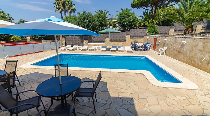 Entièrement modernisée villa à vendre avec piscine privée.
