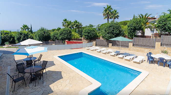 Entièrement modernisée villa à vendre avec piscine privée.