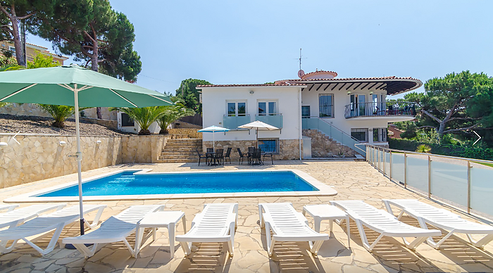 Entièrement modernisée villa à vendre avec piscine privée.