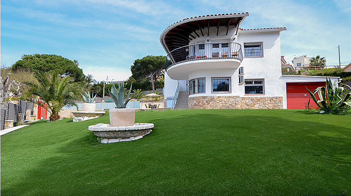 Entièrement modernisée villa à vendre avec piscine privée.