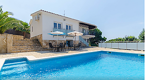 Entièrement modernisée villa à vendre avec piscine privée.