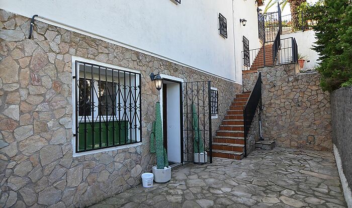Maison et appartement à vendre avec piscine et vue panoramique