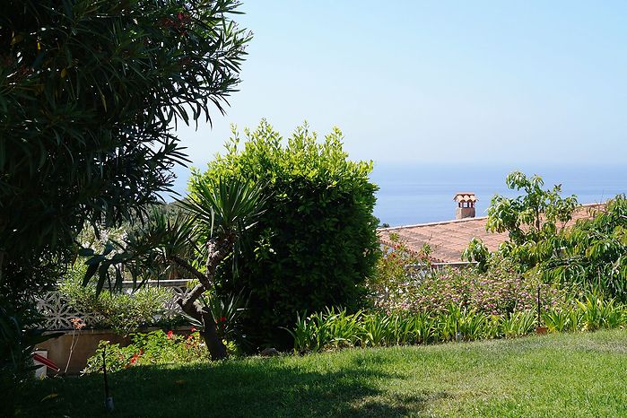 Casa con jardin y vistas al mar en alquiler en Cala Canyelles.