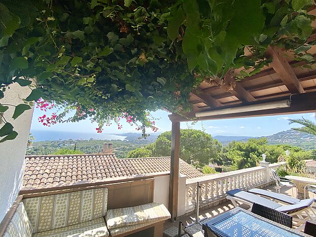 Belle villa avec impressionnante vue sur mer en location a Cala Canyelles.