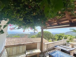 Belle villa avec impressionnante vue sur mer en location a Cala Canyelles.