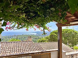 Belle villa avec impressionnante vue sur mer en location a Cala Canyelles.