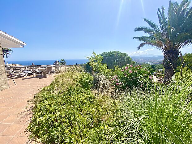 Beautiful house with impressing sea view for rent in Cala Canyelles.