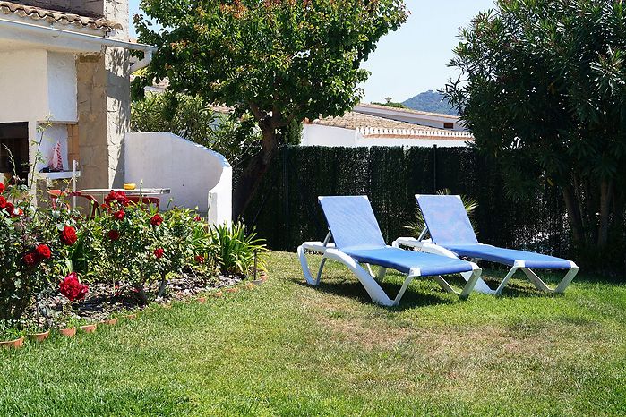 Casa con jardin y vistas al mar en alquiler en Cala Canyelles.