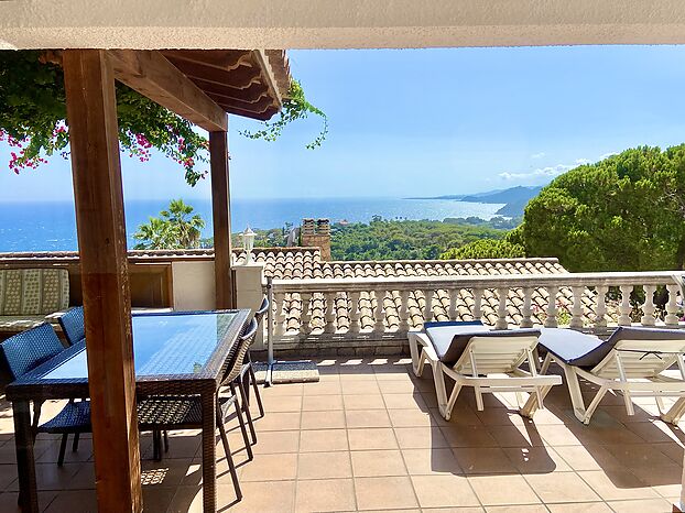 Belle villa avec impressionnante vue sur mer en location a Cala Canyelles.