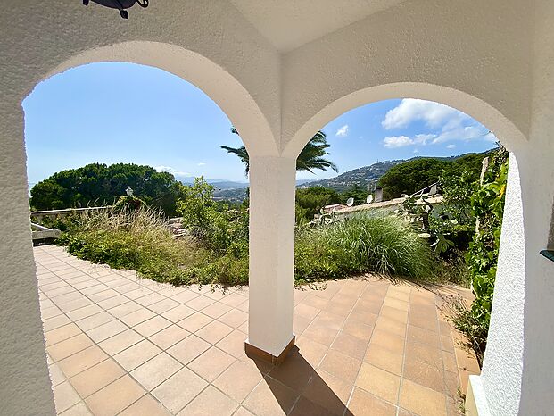 Schönes Haus mit beeindruckendem Meerblick zur Vermietung in Cala Canyelles.