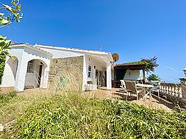 Belle villa avec impressionnante vue sur mer en location a Cala Canyelles.