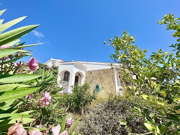 Belle villa avec impressionnante vue sur mer en location a Cala Canyelles.