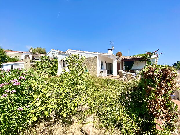 Belle villa avec impressionnante vue sur mer en location a Cala Canyelles.