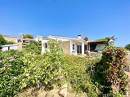 Bonita casa con impresionantes vistas al mar en alquiler en Cala Canyelles.