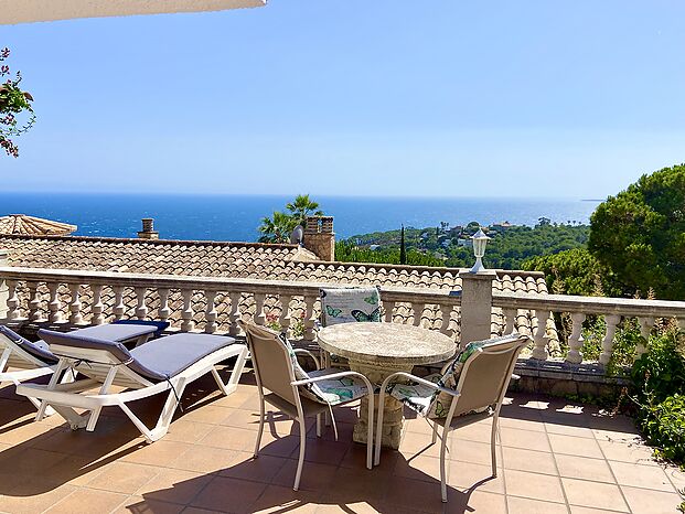 Belle villa avec impressionnante vue sur mer en location a Cala Canyelles.