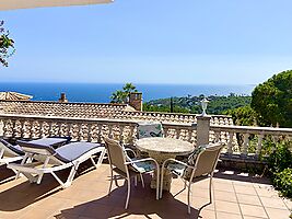 Schönes Haus mit beeindruckendem Meerblick zur Vermietung in Cala Canyelles.