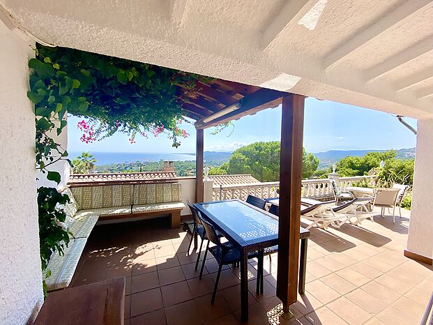 Beautiful house with impressing sea view for rent in Cala Canyelles.