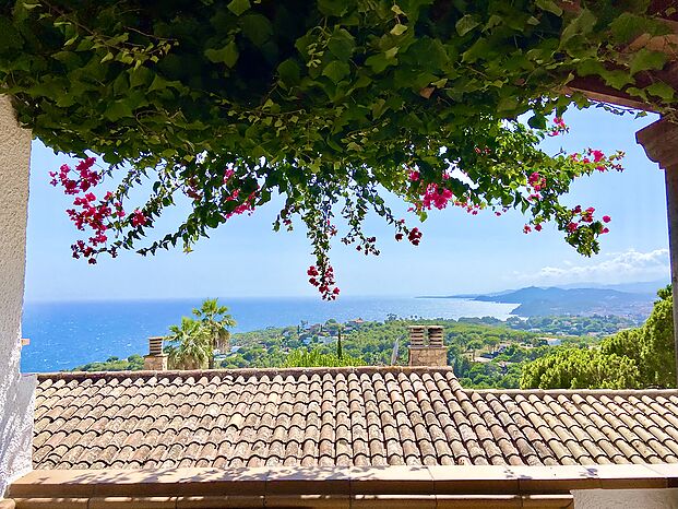 Belle villa avec impressionnante vue sur mer en location a Cala Canyelles.