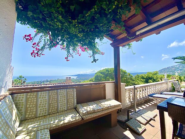 Belle villa avec impressionnante vue sur mer en location a Cala Canyelles.