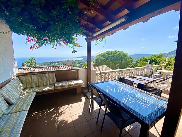 Belle villa avec impressionnante vue sur mer en location a Cala Canyelles.