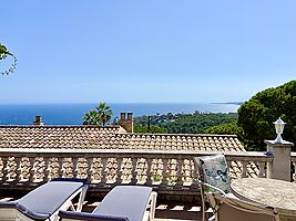 Belle villa avec impressionnante vue sur mer en location a Cala Canyelles.