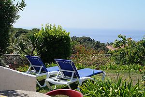 Sommerhaus mit Garten und Meerblick zur vermietung in Cala Canyelles.