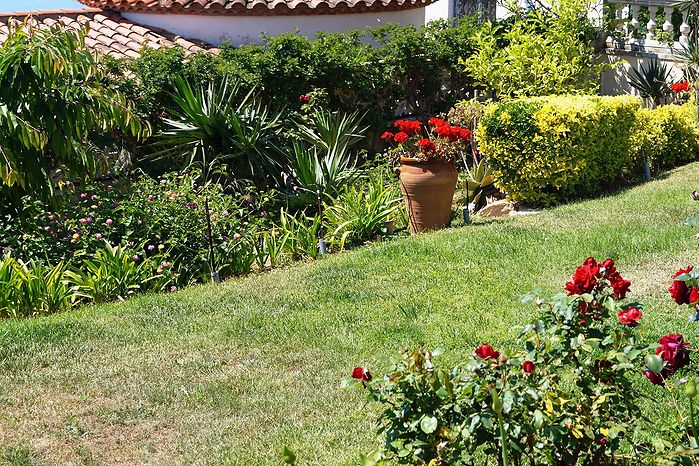 Sommerhaus mit Garten und Meerblick zur vermietung in Cala Canyelles.